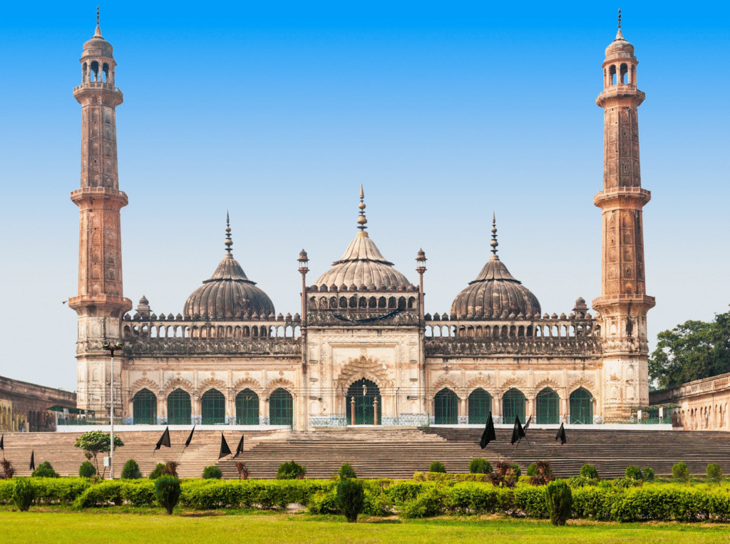 Historic Indian mosque showcasing minarets and domes, symbolic of Waqf property architecture abirpothi